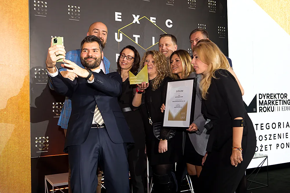 A selfie at the photo wall with a statuette